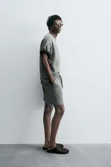 Sudadera de manga corta color marrón oscuro, con cuello redondo y bajo acabado en rib. Presenta un corte relajado y holgado (boxy fit).