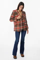 Blazer de corte recto con estampado de cuadros en tonos marrones, beige y rojos. Presenta solapas clásicas, cierre frontal con un botón y bolsillos laterales con solapa.