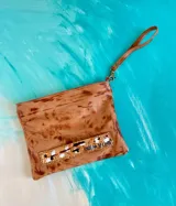 Sobre clutch confeccionado en suave cuero terra con arte exclusivo de Carolina De Cunto, cuenta con cierre superior y correa de muñeca extraíble.