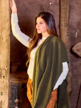 Pashmina de lana en color beige, con textura suave y diseño rectangular clásico.