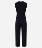 Mono largo sin mangas, confeccionado en tejido Ponto Roma de viscosa certificada, con estampado de rayas verticales finas. Presenta un diseño cruzado en el torso con lazo ajustable a la cintura y pantalón de pierna ancha.