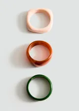 Pulsera rígida de acrílico en tono marrón ámbar, con diseño ancho y acabado brillante.