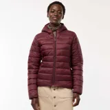 Campera ligera acolchada tipo puffer, color bordó, con capucha integrada, cierre frontal y diseño de costuras horizontales.