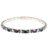 Esclava rígida de plata 925, decorada con una secuencia de piedras ovaladas en tonos verde, fucsia y transparentes.