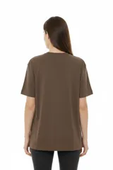 Remera de algodón negro con cuello redondo y diseño holgado, con estampado frontal de líneas horizontales blancas y un corazón rojo superpuesto.