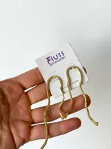 Aros colgantes de bronce con forma irregular.