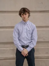 Camisa de hombre de algodón con estampado a cuadros en tonos rosado y celeste, corte clásico, manga larga, bolsillo en el pecho y botón en el cuello.