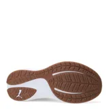 Championes de running Puma Skyrocket Lite 2, color beige con detalles en tono bronce. Presentan una estructura de malla transpirable, entresuela blanca de amortiguación reactiva y suela de goma en color marrón.