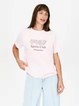 Remera color talle claro con estampado fotográfico en blanco y negro de la ciudad de Nueva York en el centro del pecho.