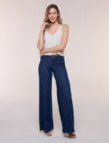 Jean wide leg de tiro alto en denim azul claro, con calce ajustado en la cadera, costuras verticales frontales y bolsillos estilo carpintero.