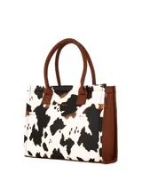 Cartera tipo tote bag de cuerpo soft en color blanco, con detalles y asas en cuerina negra. Cuenta con correa larga ajustable y manijas cortas.
