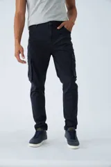 Pantalón cargo de corte slim, color verde militar, con cierre frontal, botón en la cintura, pasacintos y bolsillos laterales con solapa y botones.