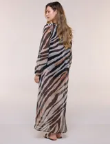 Vestido largo de playa confeccionado en gasa translúcida con estampado animal print en tonos beige, marrón y negro, de corte recto y holgado, con escote en V pronunciado, lazo frontal, mangas largas amplias con puños elastizados y tajos laterales en el ruedo.