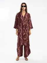 Camisa larga marrón con estampado de cadenas rosas, de lino italiano, corte estilo japonés, con tres botones delanteros.