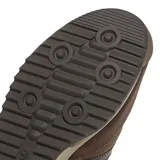 Championes urbanos Adidas modelo SL 72 RS, color marrón con detalles en tonos más oscuros y suela en color arena. Presentan un diseño retro con combinación de materiales en gamuza y textil, las icónicas tres tiras laterales y el logo de la marca en el lateral y la entresuela.