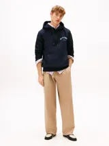Buzo con capucha y cordones ajustable Tommy Hilfiger, color azul marino, confeccionado en felpa de algodón. Cuenta con bolsillo tipo canguro y logo gráfico bordado en el pecho en tonos celestes.