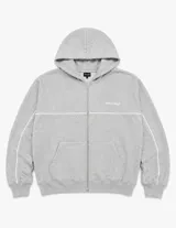 Campera con capucha gris de corte boxy, con cierre frontal completo, bolsillos tipo canguro y ribetes blancos en el pecho y las mangas. Cuenta con un pequeño estampado en el pecho.