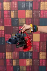 Sandalias rojas con tiras acolchadas y taco bajo.