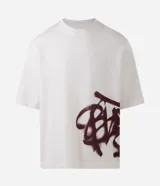 Remera oversized de algodón color blanco, de corte amplio y descontracturado, con cuello redondo, mangas cortas y gran estampa frontal localizada de inspiración urbana en tono bordó.