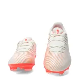 Championes de fútbol Puma Future 9 Play FG/AG, color beige con detalles en rojo y naranja, y el logo de la marca en el lateral.