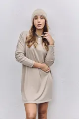 Vestido corto de punto acanalado en color beige, con cuello polo y cierre frontal de botones, de manga larga y corte holgado.