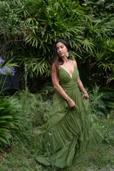 Vestido largo de tul color verde oliva, con escote en V pronunciado, tirantes finos y falda amplia con volados en niveles.