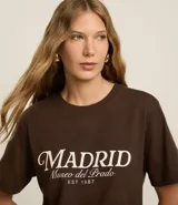 Remera marrón de algodón con cuello redondo y mangas cortas. Estampado frontal con la leyenda "Madrid Museo del Prado EST 1987" en color blanco.