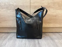 Bolso shopper de cuero vacuno color azul marino, con diseño hobo, panel frontal en relieve efecto croco brillante, bolsillos externos con cierre y correa ancha ajustable.
