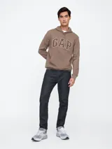 Canguro Gap rojo con capucha ajustable con cordones, bolsillo frontal tipo canguro y el logo clásico de la marca estampado en el pecho en color azul con contorno blanco.