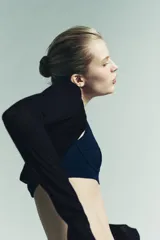 Camiseta de manga larga y cuello redondo, confeccionada en tejido de lana 100% con efecto semitransparente.