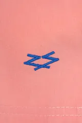 Short de baño corto color coral con cintura elástica y cordón de ajuste azul.