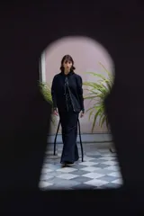 Pantalón de silueta recta amplia confeccionado en felpa de algodón. Presenta cintura elastizada, bolsillos laterales con largas tiras decorativas y bolsillos traseros plaqué.