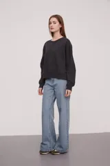 Sudadera gris oscuro de corte holgado y manga larga.