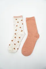 Pack de dos pares de medias de caña media, uno color salmón liso y otro color crudo con estrellas marrones.