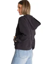 Buzo con cierre frontal, confeccionado en tejido suave de color negro. Presenta cuello con capucha, mangas largas con puños acanalados, bolsillo tipo canguro y bajo acanalado. Incluye un parche bordado de la marca en la manga y un bordado sutil en el pecho.