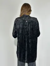 Camisa amplia de terciopelo color gris plomo, con cuello mao y cierre frontal con botones.