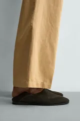 Mocasín casual para hombre de piel con acabado en serraje, en color verde militar, con punta redonda y suela ultrafina a tono.