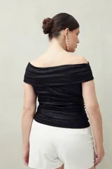 Top negro con escote off-shoulder, de tejido de punto con efecto satinado y corte ajustado.