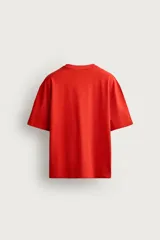 Camiseta relaxed fit de algodón color rojo, con cuello redondo y manga corta.