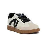Championes urbanos Austral modelo Boreal, de color beige con detalles en negro y suela de goma marrón.