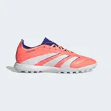 Championes de fútbol Adidas Predator League, color naranja coral con tres franjas blancas y detalles en azul oscuro. Tienen suela de goma con tacos cortos para moqueta artificial (turf).