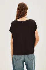 Remera negra de morley, de manga corta y cuello redondo.