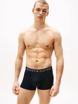 Pack de tres calzoncillos tipo boxer marca Tommy Hilfiger modelo Trunk, confeccionados en algodón elástico, en colores blanco, gris y azul marino, con cintura elástica con logo de la marca.
