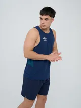 Musculosa deportiva Umbro modelo Lume, color azul marino, con cuello redondo y logo blanco impreso en el pecho.