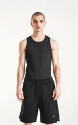 Musculosa básica de corte slim-fit, confeccionada en tela morley de algodón, con cuello redondo y sisas amplias.