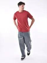 Remera de algodón color ladrillo, de corte recto y mangas cortas.