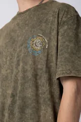 Remera de algodón con efecto de lavado desgastado tipo snow wash, de corte semi-oversize y manga corta. Presenta un pequeño estampado artístico en el pecho inspirado en la obra de Van Gogh.