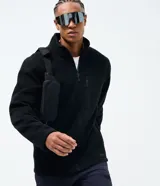 Campera de polar negro Get Over, con cuello alto, cierre frontal completo y bolsillos laterales con cierre. Confeccionada en poliéster.