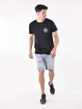 Remera negra de corte oversized con estampa circular en el pecho con la frase "Beach Vibes".