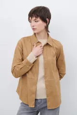 Camisa de gamuza sintética en color tostado, con cuello clásico, cierre frontal con botones y costuras decorativas a la vista.